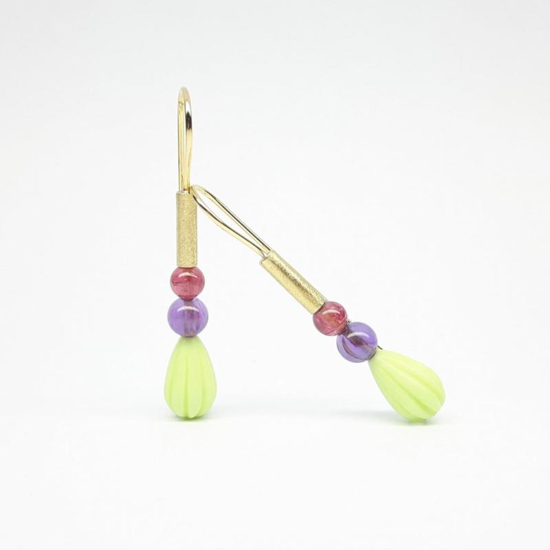 Boucles d'oreilles en or jaune 18kt, pampilles en chrysoprase, améthyste et tourmaline. Pièce unique.
