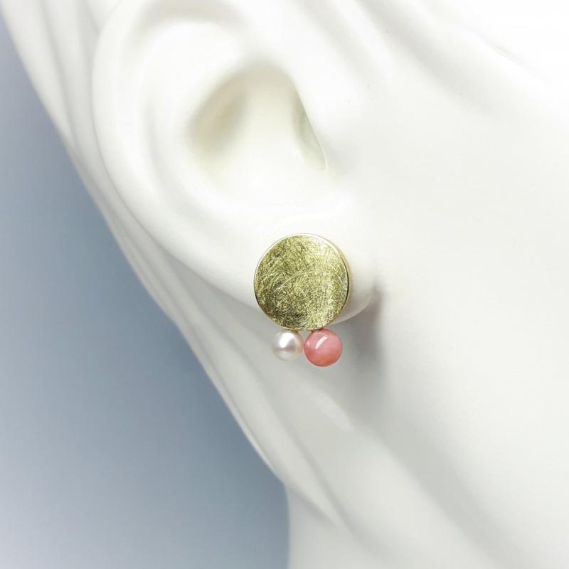 Boucles d'oreilles en or jaune 18kt,  opale rose et perles de culture Akoya. Pièce unique.