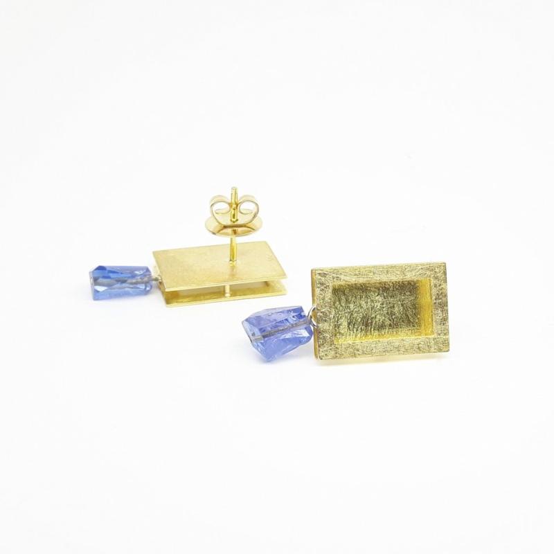 Boucles d'oreilles en or jaune 18kt et cristaux en tanzanite. Pièce unique.