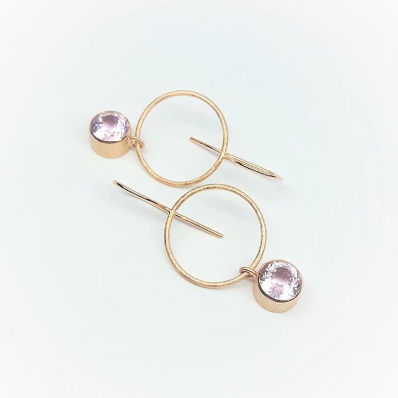 Boucles d'oreilles en or rouge 18kt et kunzite. Pièce unique.