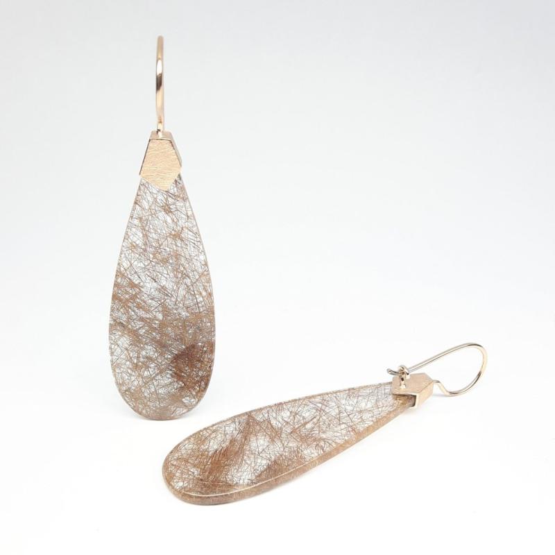 Boucles d'oreilles en or rouge 18kt et pampilles en quartz rutile cheveux d'ange. Pièce unique.