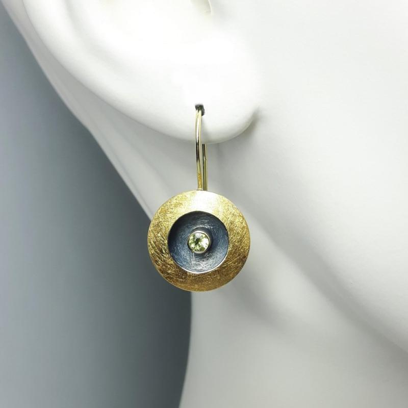 Boucles d'oreilles en or fin, argent 925/- et péridot. Pièce unique.