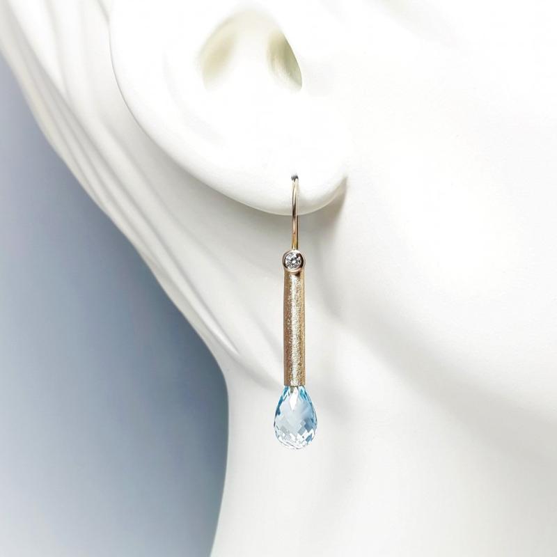 Boucles d'oreilles en or rouge 18kt, topaze bleu et diamants. Pièce unique.
