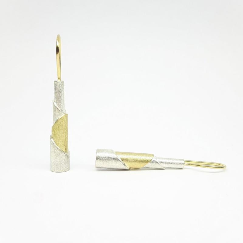 Boucles d'oreilles en or jaune 18kt et argent 925/-.