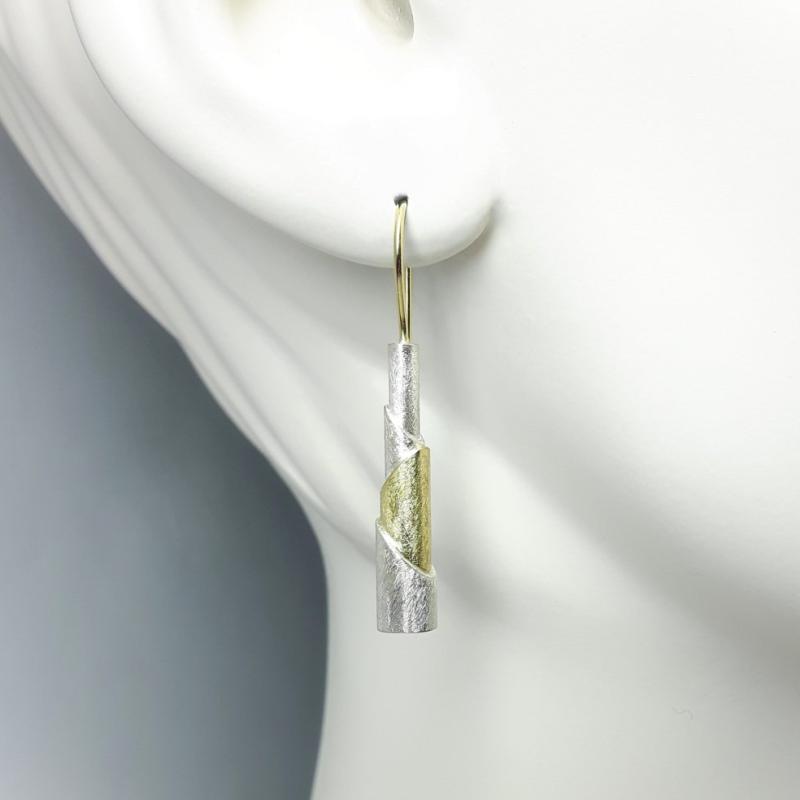Boucles d'oreilles en or jaune 18kt et argent 925/-.