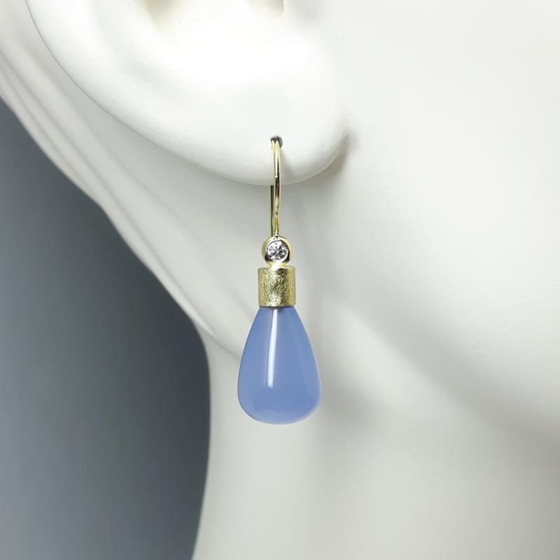 Boucles d'oreilles en or jaune, calcédoine et diamants.