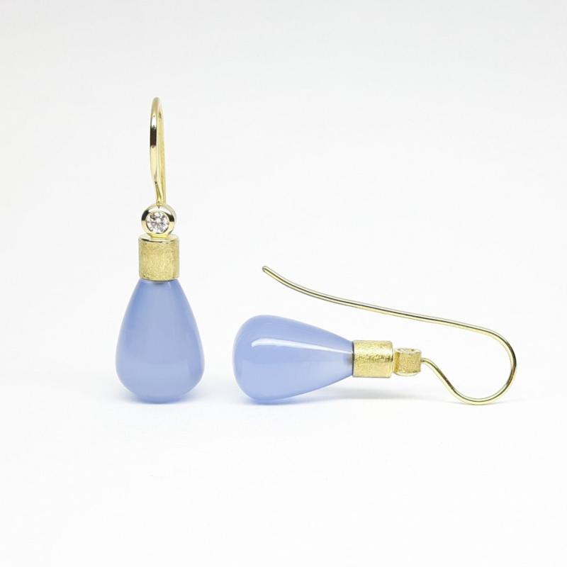 Boucles d'oreilles en or jaune, calcédoine et diamants.
