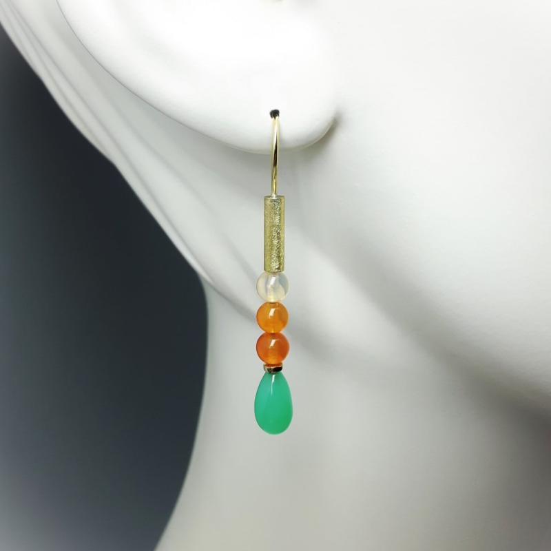 Boucles d'oreilles en or jaune 18kt, pampilles en chrysoprase et boules en opale de feu. Pièce unique.