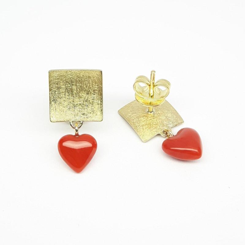 Boucles d'oreilles en or jaune 18kt et coeurs en corail.