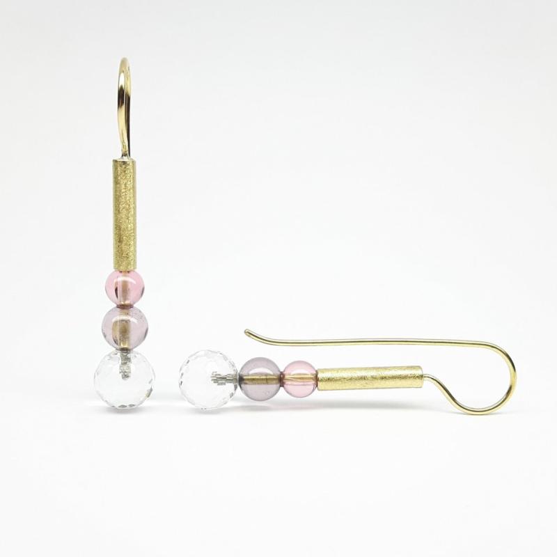 Boucles d'oreilles en or jaune 18kt, pampilles en cristal de roche et boules en tourmaline. Pièce unique.