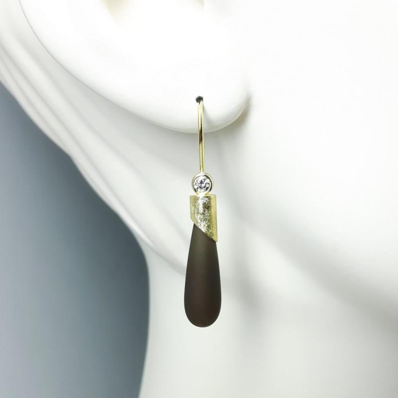 Boucles d'oreilles en or jaune, quartz fumé et diamants.