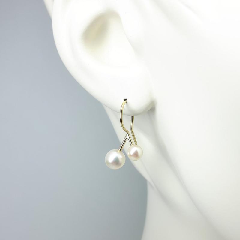 Boucles d'oreilles en or jaune 18kt et perles Akoya.