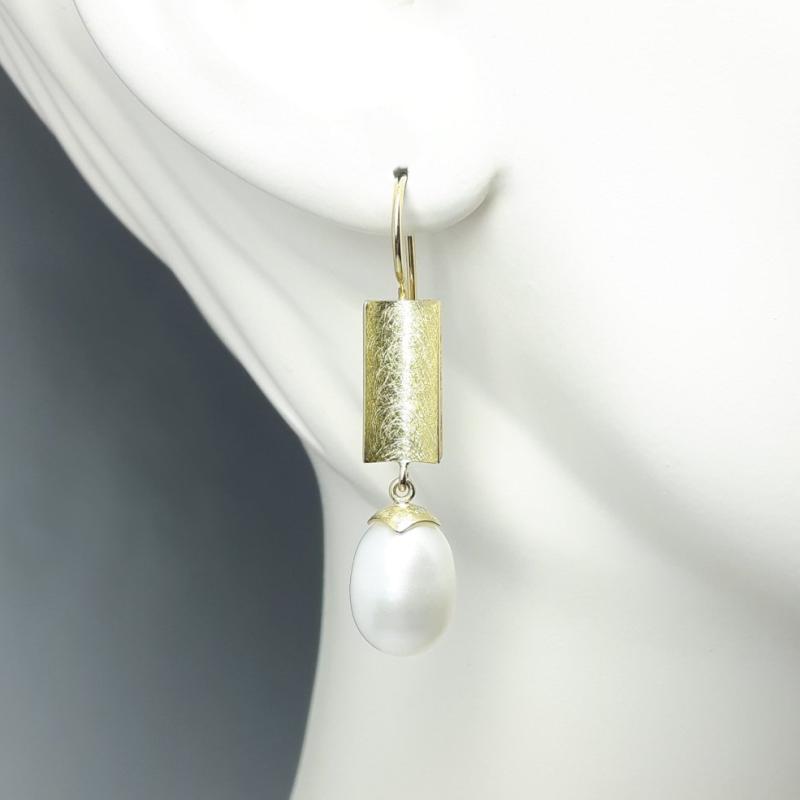 Boucles d'oreilles en or jaune 18kt et perles de culture d'eau douce. Pièce unique.
