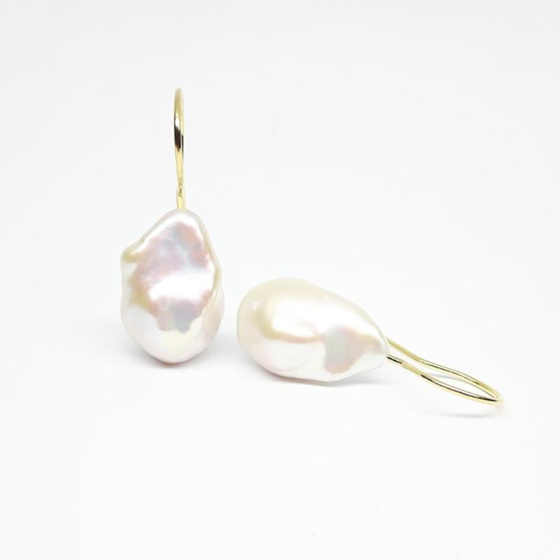 Boucles d'oreilles en or jaune 18kt et perles de culture d'eau douce blanches.