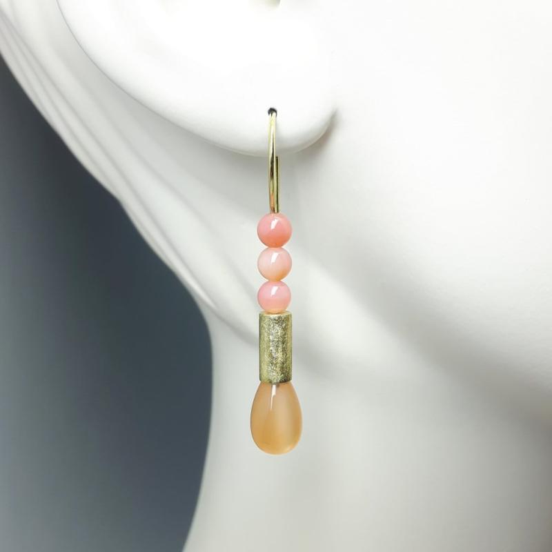 Boucles d'oreilles en or jaune 18kt, pampilles en pierre de lune et boules en opale rose. Pièce unique.