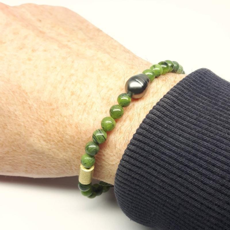 Bracelet en néphrite, péridot, perles de tahiti et or jaune 18kt. Pièce unique.