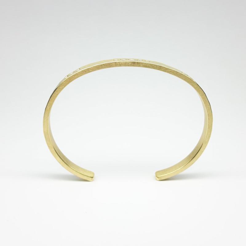 Bracelet martelé en or jaune 18kt et 11 brillants. Pièce unique.