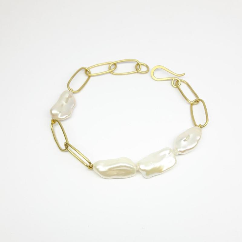 Bracelet en or jaune 18kt et perles de culture d'eau douce Biwa. Piève unique.