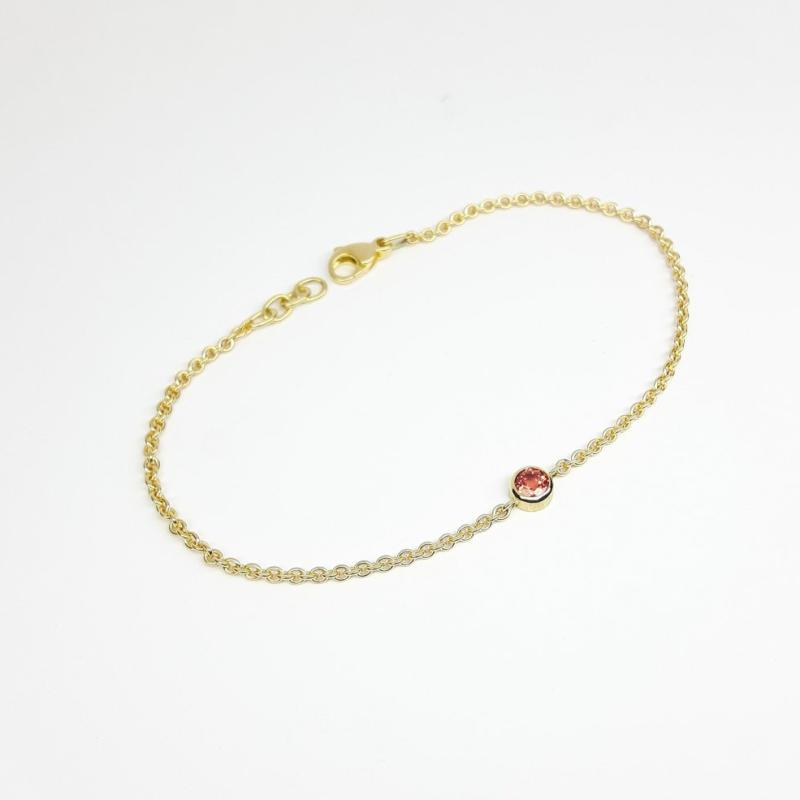 Bracelet en or jaune 18kt et saphir rose-rouge.