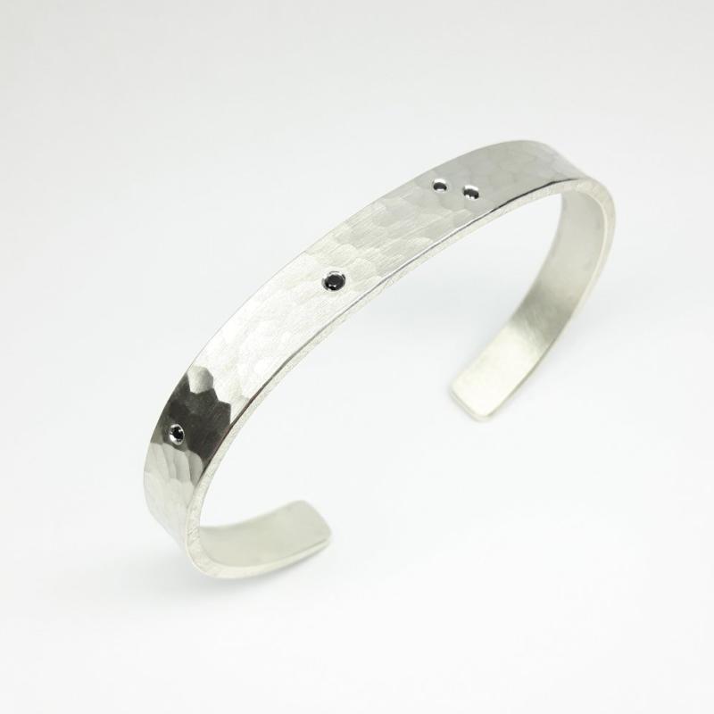 Bracelet en argent 925/- et brillants noirs. Pièce unique.