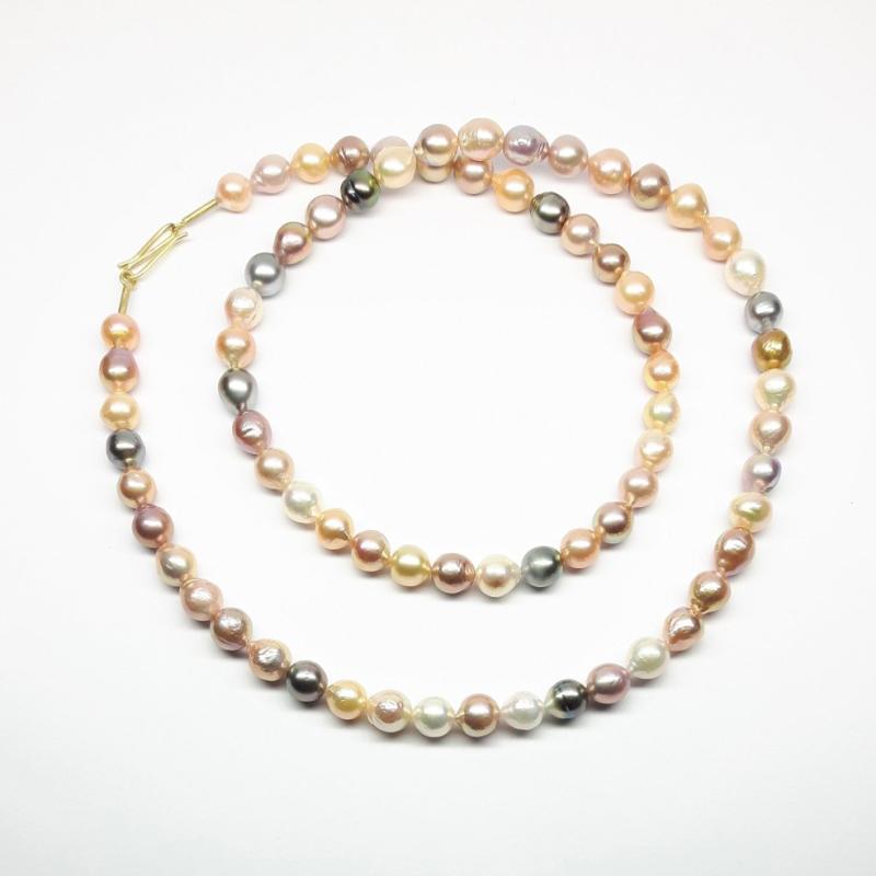 Collier en perles de cultures d'eau douce et or jaune 18kt, longueur 84cm.