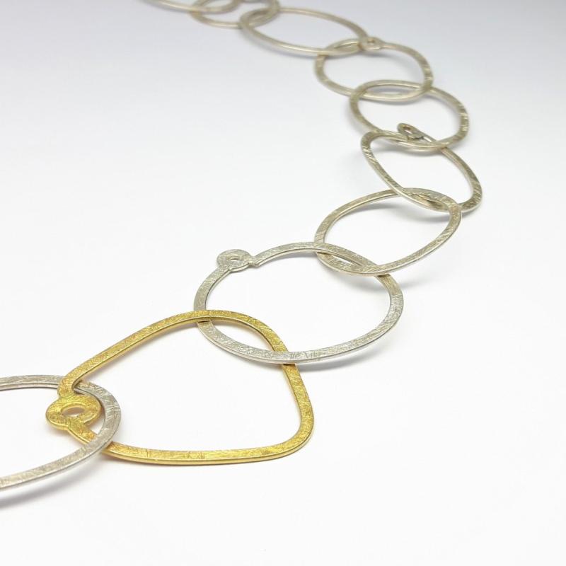 Collier martelé en argent et or jaune 22kt. Pièce unique.