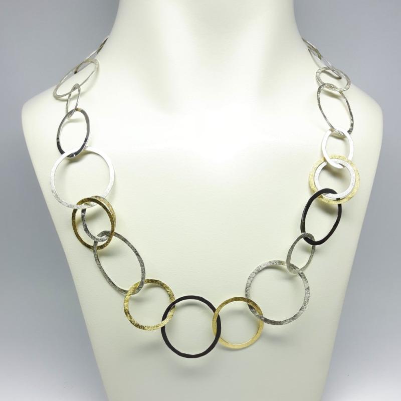 Collier en argent et or jaune 18kt, martelé à la main. Pièce unique.