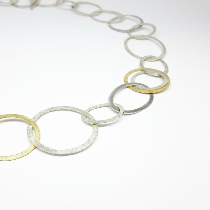 Collier en argent et or jaune 18kt, martelé à la main. Pièce unique.