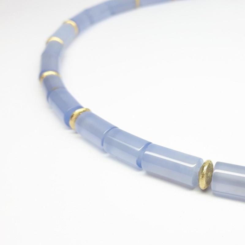 Collier en calcédoine fine et or jaune 18kt. Pièce unique.