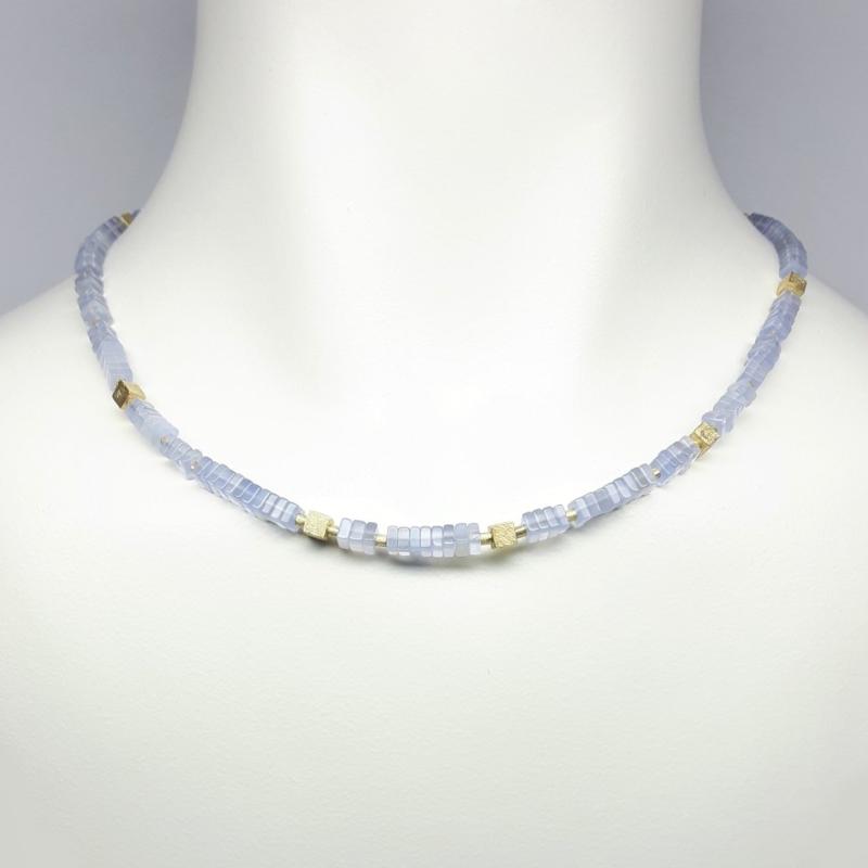 Collier en calcédoine de très belle qualité et or jaune 18kt. Pièce unique.