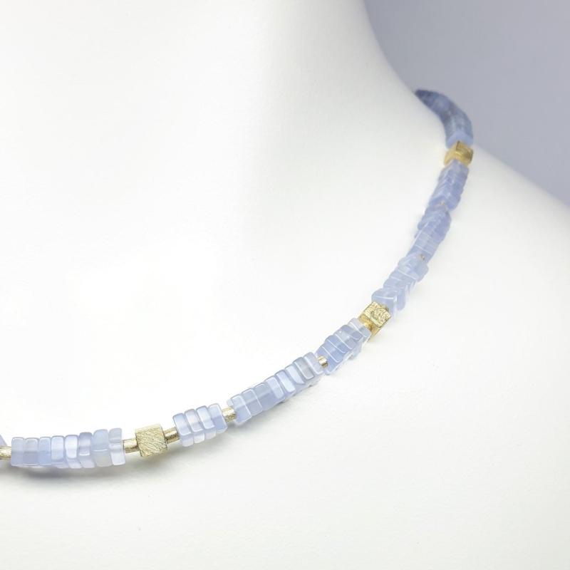 Collier en calcédoine de très belle qualité et or jaune 18kt. Pièce unique.