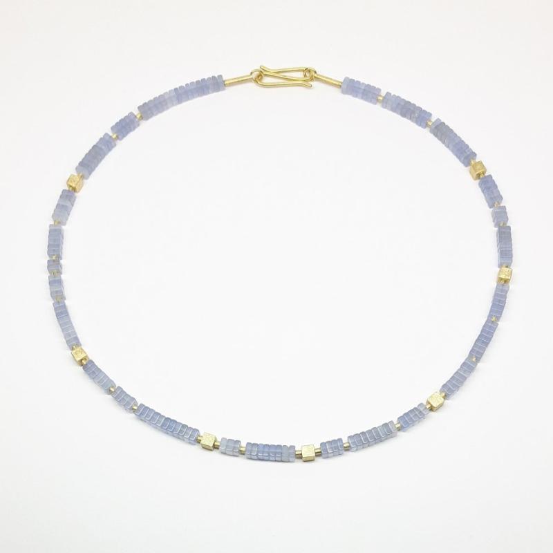 Collier en calcédoine de très belle qualité et or jaune 18kt. Pièce unique.