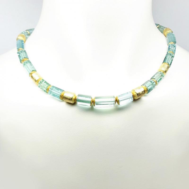 Collier en cristaux d'aigue-marine de très belle qualité. Or jaune 18kt. Pièce unique!