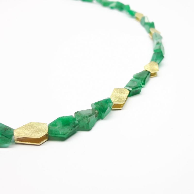 Collier en émeraude et or jaune 18kt. Pièce unique.