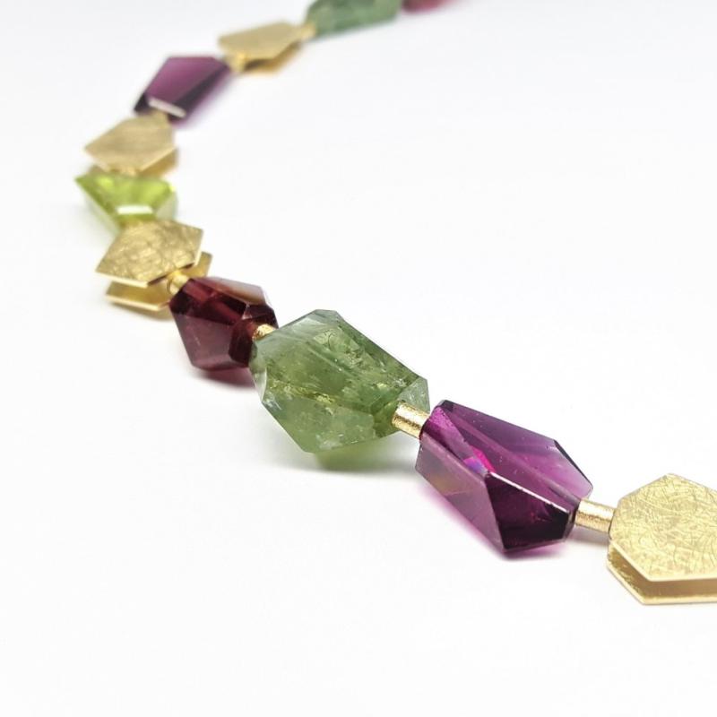 Collier en grenat rouge et tourmaline verte, or jaune 18kt. Pièce unique.