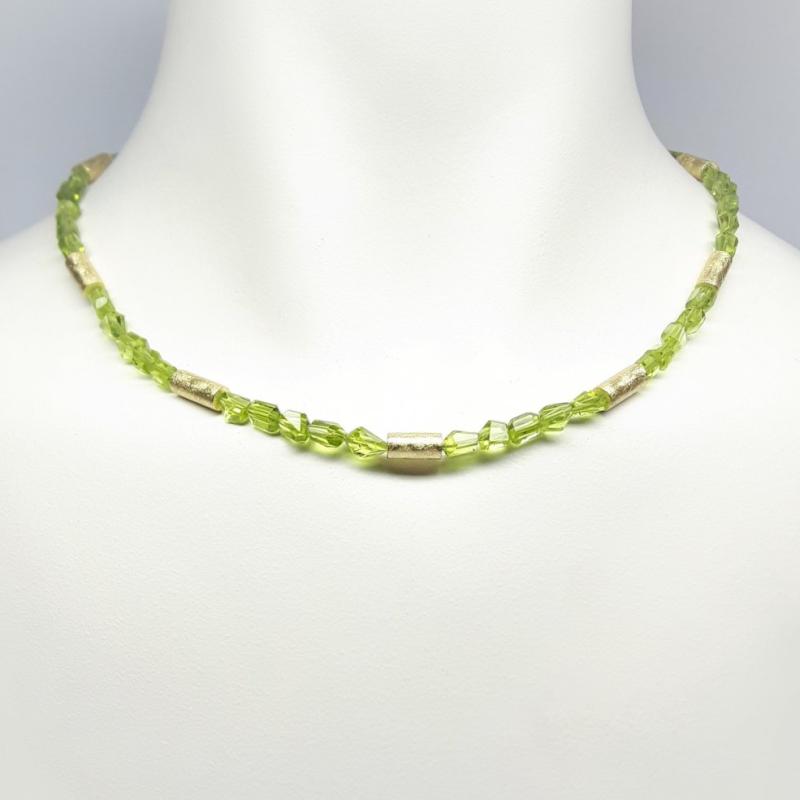 Collier en or jaune 18kt et cristaux en péridot. Pièce unique.