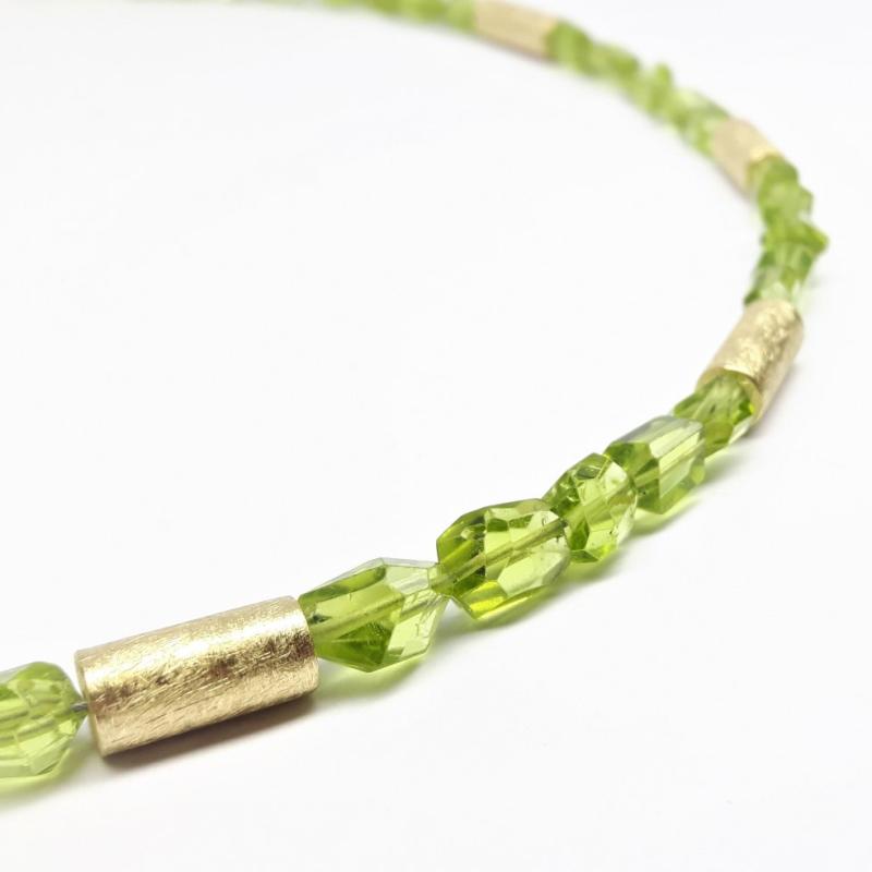 Collier en or jaune 18kt et cristaux en péridot. Pièce unique.