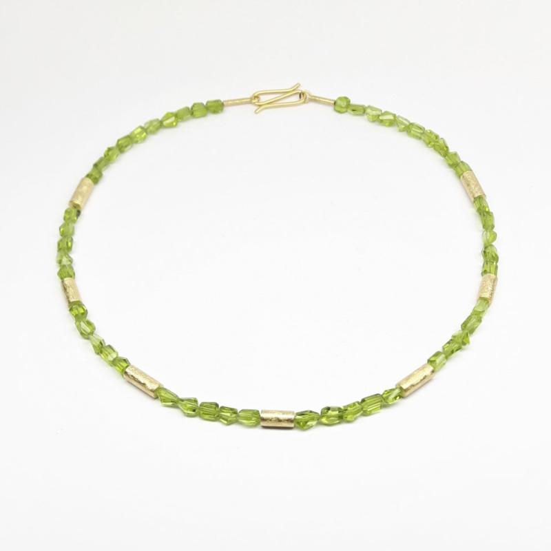 Collier en or jaune 18kt et cristaux en péridot. Pièce unique.