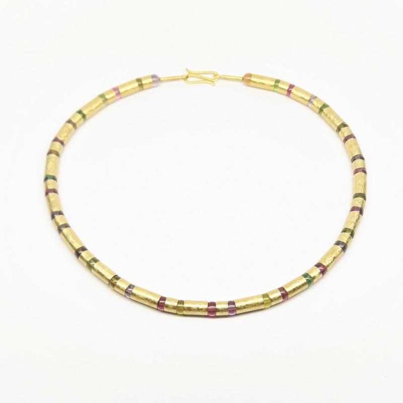 Collier en or jaune 18kt et boules en tourmaline de très belle qualité. Pièce unique.