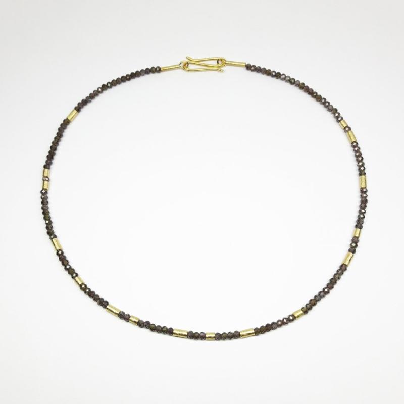 Collier en or jaune 18kt et grenat à couleur changeante. Pièce unique.