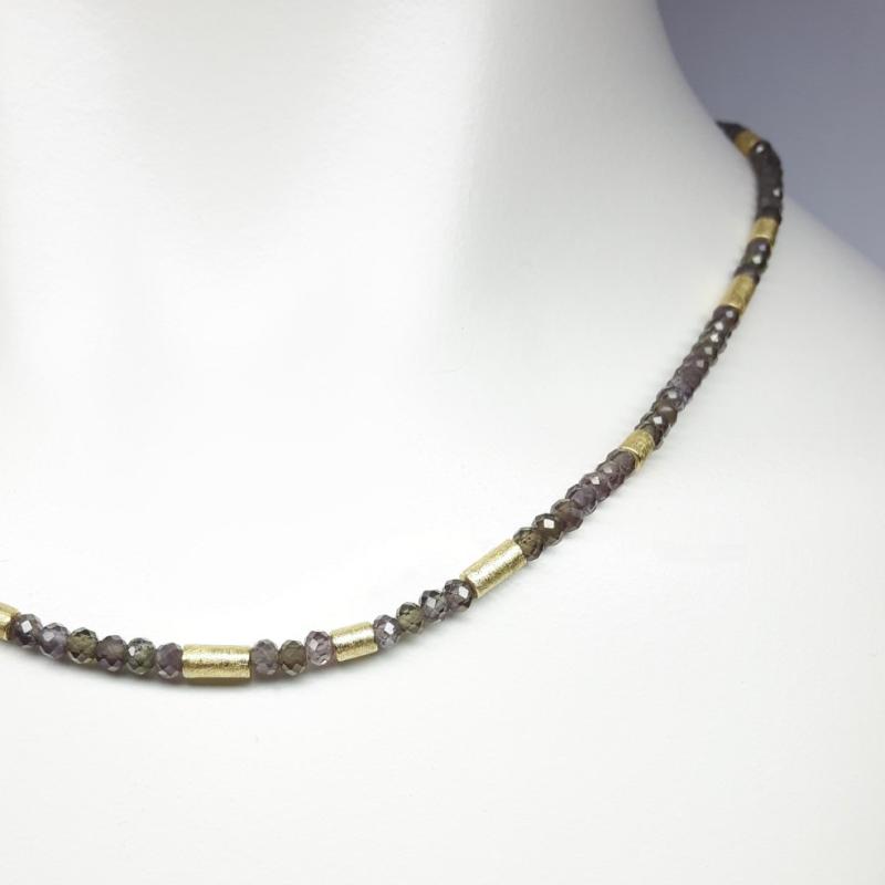 Collier en or jaune 18kt et grenat à couleur changeante. Pièce unique.