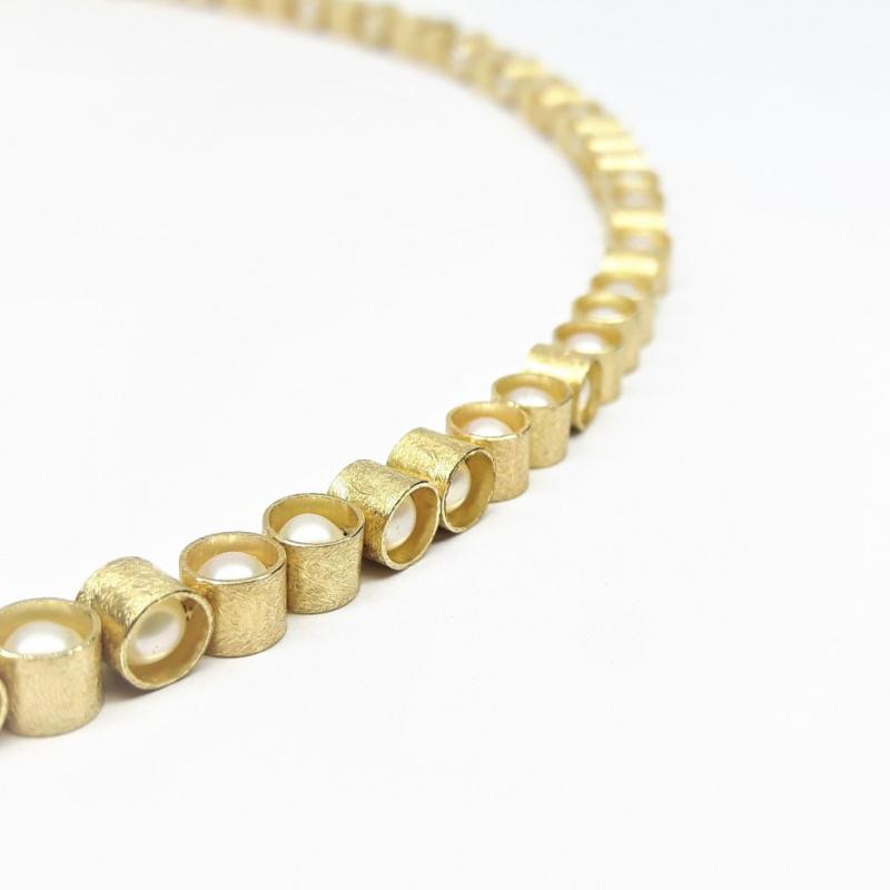 Collier en or jaune 18kt et perles de culture d'eau douce.