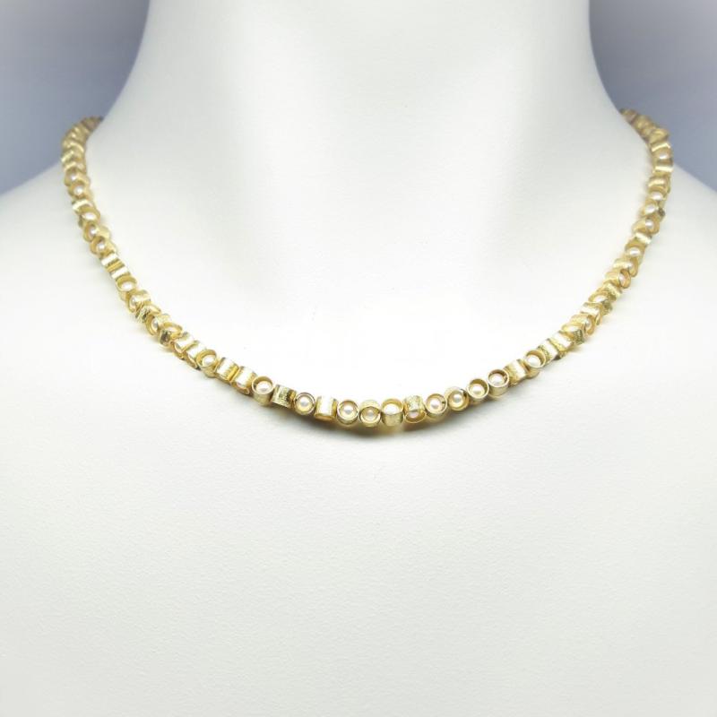Collier en or jaune 18kt et perles de culture d'eau douce.