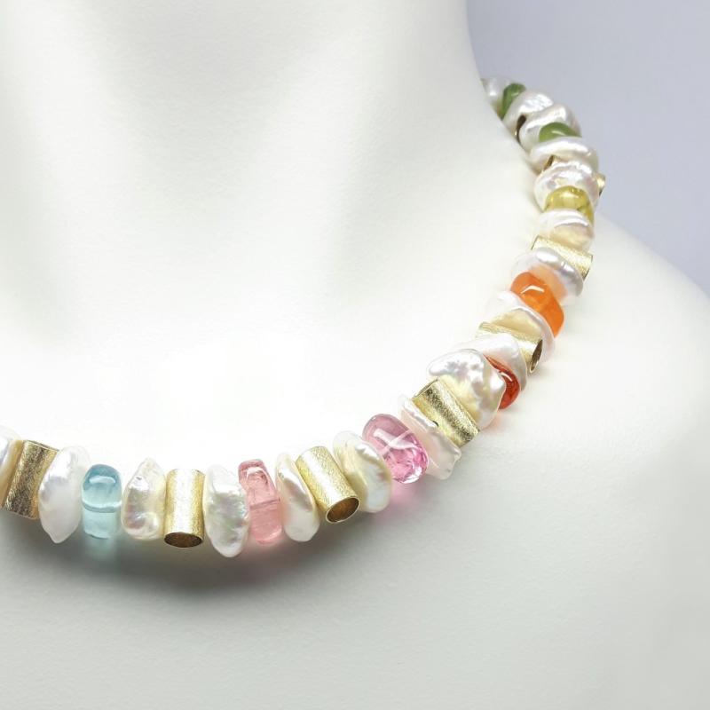 Collier en aigue-marine, tourmaline, grenat mandarin, péridot, béryl jaune, perles et or 18kt. Pièce unique!