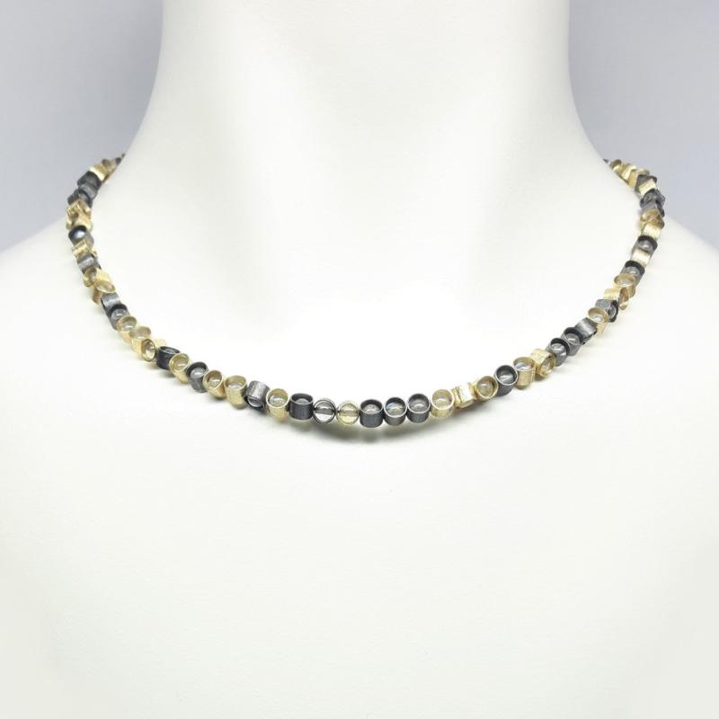 Collier en or jaune 18kt, argent 925/- et boules en labradorite.