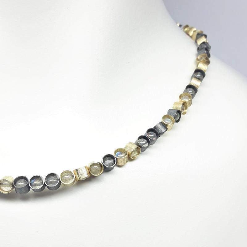 Collier en or jaune 18kt, argent 925/- et boules en labradorite.
