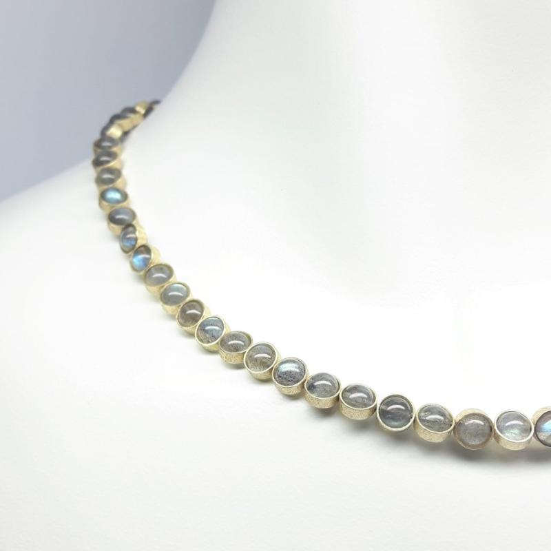 Collier en or jaune 18kt et boules en labradorite Ø5mm.