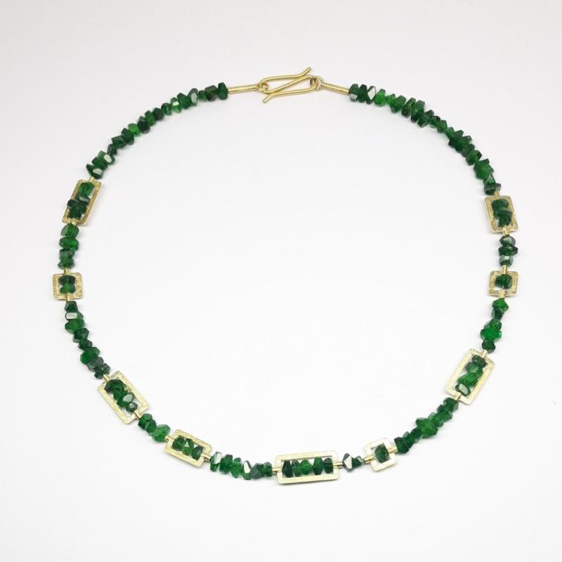 Collier en or jaune 18kt et tsavorites de très belle qualité. Pièce unique.