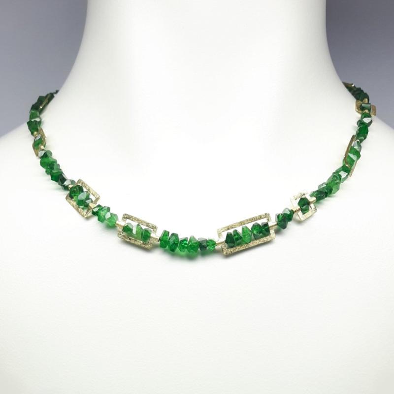 Collier en or jaune 18kt et tsavorites de très belle qualité. Pièce unique.
