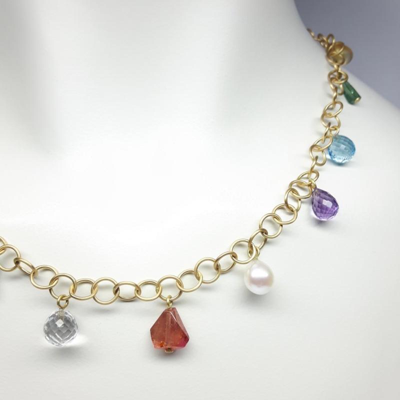 Collier en or jaune 18kt, tourmaline, citrine améthyste, topaze, cristal de roche et perles. Pièce unique.